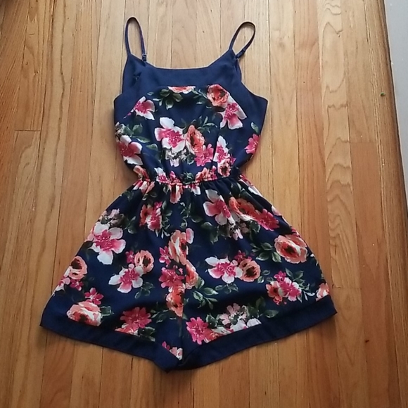 Floral Romper - Picture 6 of 8